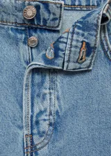 Pantalón de jean celeste, de corte wideleg, tiro medio y cinco bolsillos.