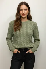 Sweater verde salvia de punto trenzado con cuello redondo y mangas largas.