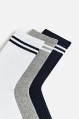 Pack de tres pares de calcetines deportivos de algodón, uno azul marino con dos rayas blancas, uno gris con dos rayas blancas y uno blanco con dos rayas azul marino.