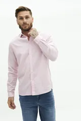 Camisa de lino manga larga, corte semi slim y logo bordado.
