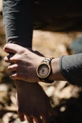 Reloj de pulsera para hombre, con caja y correa de madera clara. Esfera con números romanos grabados con láser y manecillas negras.