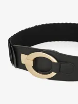Cinturón ancho de elástico negro con apliques de cuero sintético y hebilla circular dorada.