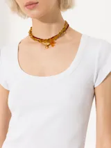 Remera blanca de algodón pima con escote en U, mangas cortas y logo bordado en la espalda.