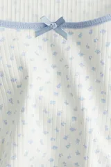 Vestido mini de manga corta en punto de algodón acanalado con pollera evasé. Modelo con cuerpo entallado y escote redondo amplio con ribete fino en color celeste y moña decorativa de satén. Ribete sobrehilado en mangas y bajo.