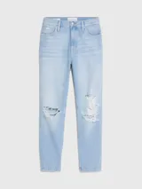 Jeans celeste claro de corte mom, con roturas en las rodillas, tiro alto, cinco bolsillos y cierre con botón y cremallera.