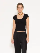 Remera negra ajustada al cuerpo, de mangas cortas y escote redondo amplio.