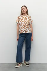 Remera de algodón con estampado animal print en tonos marrones y negros, de manga corta.