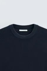 Camiseta negra de corte recto y manga corta, tejida en punto perlado de algodón.