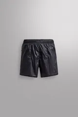 Shorts deportivos confeccionados en tejido técnico ligero con efecto arrugado y forro interior. Cuenta con cintura elástica ajustable con cordón, bolsillos laterales con cierre de cremallera, bajo con aberturas laterales y logo estampado en la pierna.
