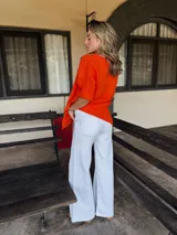 Pantalón de jean wide leg color blanco, tiro alto, con bolsillos delanteros y traseros.