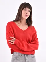 Sweater rojo de tejido de punto fino con escote en V.