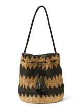 Bolso tipo tote de paja natural con patrón de zigzag negro, correa para el hombro, cierre de cordón ajustable y detalles de flecos.