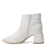 Botas de cuero negras con punta fina y tacón cuadrado. Tienen un cierre lateral y un detalle metálico en la parte superior del talón.