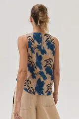 Blusa sin mangas estampada en tonos azul y camel, confeccionada en lino viscosa, fresca y ligera.