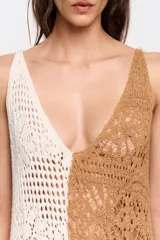 Vestido midi de crochet con diseño color block en crudo y marrón, escote en V y corte recto con aberturas laterales.