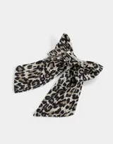 Hebilla francesa con moño con estampado animal print.