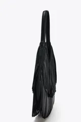 Bolso de hombro negro con flecos en el cuerpo, asa de hombro, bolsillo interior con cremallera y cierre mediante imán.