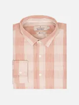 Camisa de manga larga a cuadros color beige y salmón, de corte clásico, con cuello abotonado y bolsillo en el pecho.