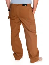 Pantalón de hombre color marrón, de corte recto, con cierre de cremallera y botón. Incluye bolsillos laterales, traseros tipo parche, trabilla para martillo y bolsillo utilitario en la parte trasera del muslo.