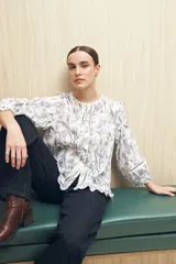 Blusa blanca de algodón bordado con encaje y volados, de mangas 3/4 con elástico.