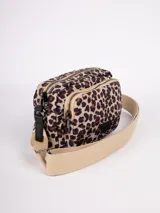 Cartera tipo bandolera con estampado de leopardo, compartimentos internos y correa de tela desmontable y regulable.