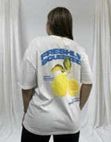 Remerón blanco de corte holgado con estampado de limones y texto en azul.