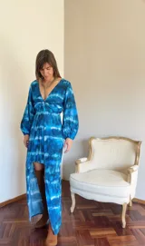 Vestido largo de crepé estampado en tonos verde y naranja, con escote en V, mangas largas abullonadas y abertura lateral en la falda.
