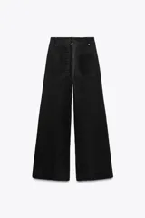 Pantalón de jean azul oscuro, de tiro alto y corte wide leg.
