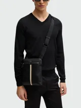 Bolso bandolera negro de cuero sintético con raya blanca y marrón.