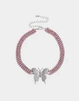 Gargantilla con triple hilera de strass rosa y dije de mariposa plateada con strass.