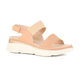 Sandalias de plataforma color piel, con dos tiras anchas en el empeine, una de cuero y otra elástica.