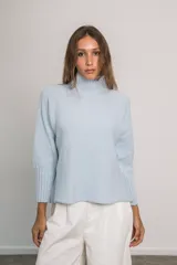 Buzo verde militar de cashmere con cuello alto.