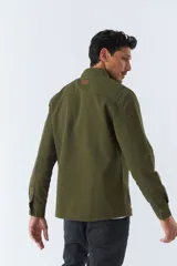 Sobrecamisa azul marino de twill de algodón con cuello clásico, cierre frontal con botones a tono, dos bolsillos de parche con solapa abotonada en el pecho, mangas largas con puños abotonados y corte regular.