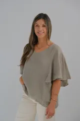 Blusa color gris topo de lino con escote en V y mangas cortas con volados.