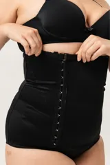 Faja alta cavada de alta contención, con refuerzo frontal y ganchos laterales, confeccionada en tela con fibra LYCRA® XTRA LIFE™.