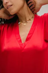Vestido largo rojo de seda, con escote en V y mangas cortas tipo túnica.
