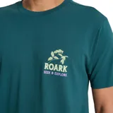 Remera verde con logo estampado en el pecho.