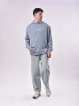 Canguro beige con capucha, bolsillo tipo canguro y puños y cintura acanalados. Estampado frontal con la frase "Lost Minds Waves California".