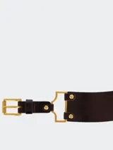 Cinturón ancho de cuero color marrón oscuro con hebilla dorada y apliques geométricos dorados en los laterales.