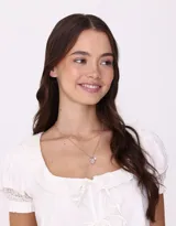 Collar corto doble con cadena dorada, una de eslabones y otra con dijes de corazones. Incluye dije de corazón, flor y perla.