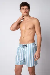 Short de baño para hombre con cintura elástica y cordón ajustable. Presenta un estampado de rayas verticales anchas en color verde oscuro y blanco. Incluye bolsillos laterales y un pequeño parche con logo en el bajo.