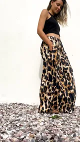 Pantalón palazo de tiro alto con estampado de leopardo en tonos marrón, negro y beige.