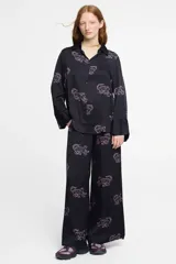 Pantalón ancho de seda viscosa negra con estampa original de Polonio, con bolsillos laterales y cintura elástica.