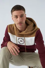Buzo canguro de felpa gris oscuro con capucha ajustable, bolsillo canguro y logo estampado en el pecho. Tiene una banda horizontal gris claro en la parte superior del pecho y los hombros.