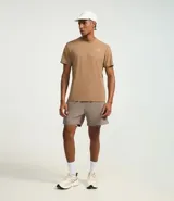 Bermuda deportiva color gris confeccionada en poliéster, con cintura elástica, cordón interno ajustable y short de compresión incorporado.