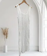 Vestido largo blanco de tejido de punto abierto, con escote redondo y tirantes anchos.