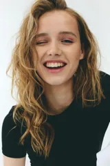 Remera de manga corta, cuello redondo y calce entallado.