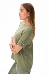 Remera verde oliva de viscosa con mangas cortas y terminaciones suaves.