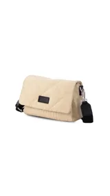 Bandolera color beige con diseño capitoneado, correa de galón ajustable y tapa con broche.