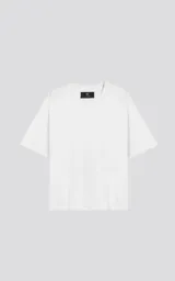 Remera blanca de algodón con corte crop, calce oversize, hombros caídos y cuello redondo.